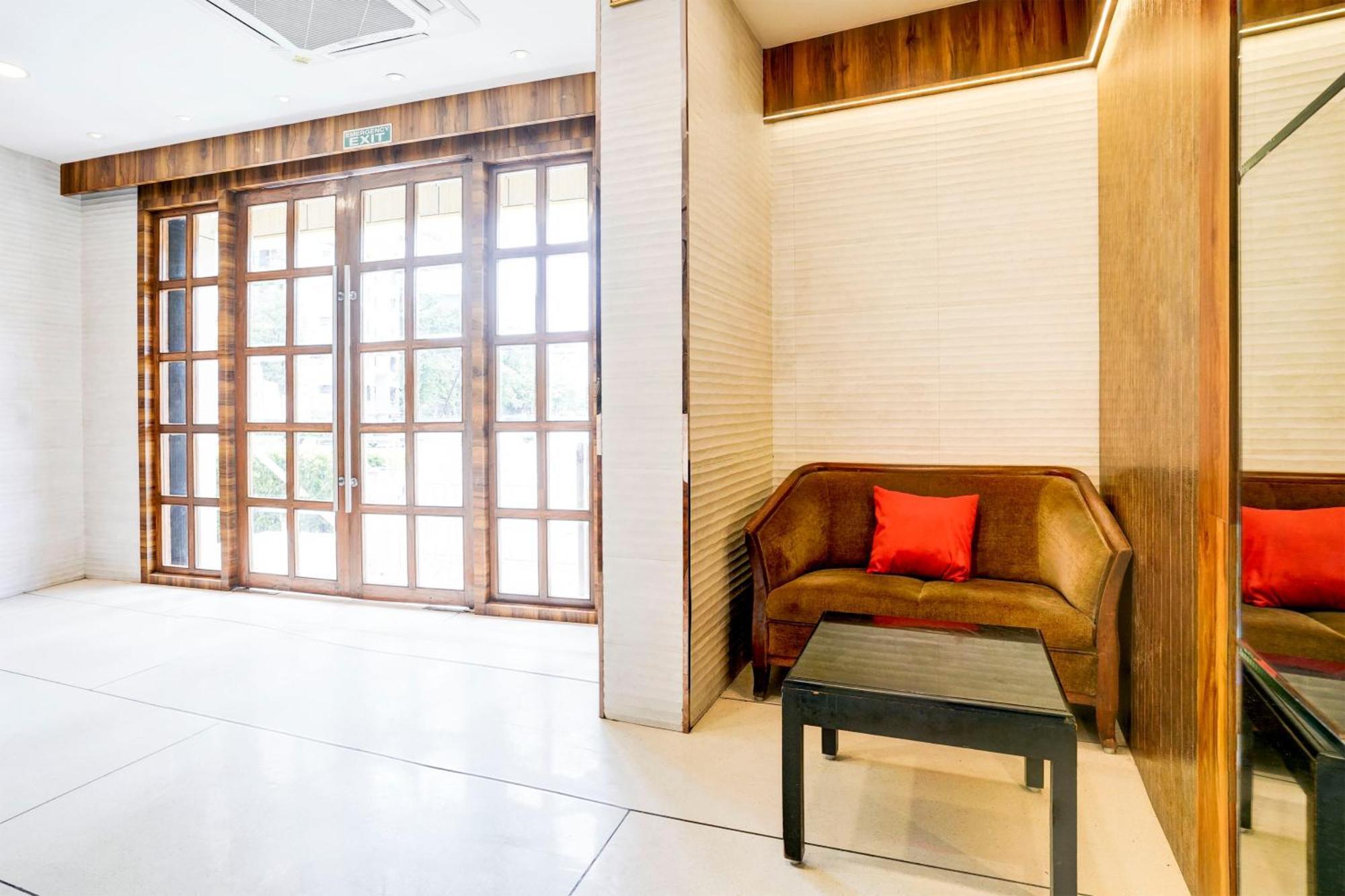 Super Townhouse Oak Vashi Hotel Turambhe Eksteriør billede